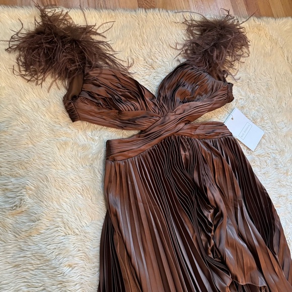 NWT Mac Duggal Pleated Feather Cap Sleeve Open Back Gown - Size 8 - Picture 6 of 8